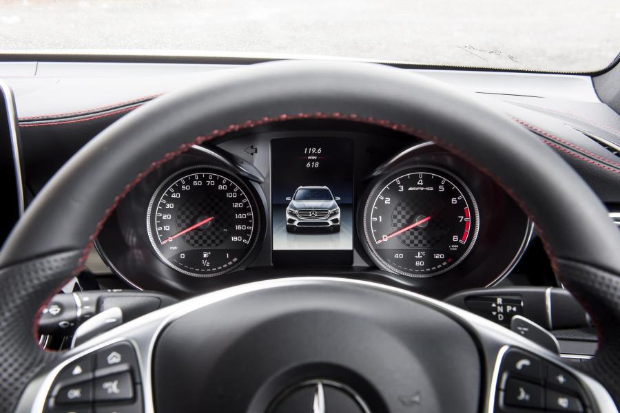 Панель приборов Mercedes-AMG GLC43 4Matic Coupe 2017 года  (UK) (фото 18 из 40)